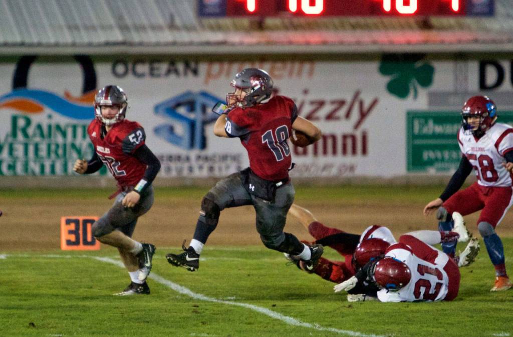 Hoquiams Payton Quintanilla (18) carries the football during an opening-round state playoff victory over Stevenson on Nov. 10, 2018. The Grizzlies finished the 2018 season with a league title and undefeated regular-season record. (Photo by Patti Reynvaan)