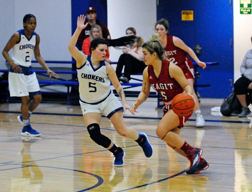 Grays Harbors Keeley Teel, left, defends Skagit Valleys Katie Skipworth during the Chokers 68-52 win on Friday in Aberdeen. (Hasani Grayson | Grays Harbor News Group)