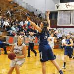 Hoquiams Rylee Vonhof looks to get her shot past Elmas Jayln Sackrider (3) in the first quarter on Saturday. Vohof led the Grizzlies with eight points (Hasani Grayson | Grays Harbor News Group)