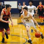 Aberdeens Giovanni Pisani, right, drives the lane while defended by Centralias Malakai Emmons in the second quarter on Friday night. (Hasani Grayson | Grays Harbor News Group)