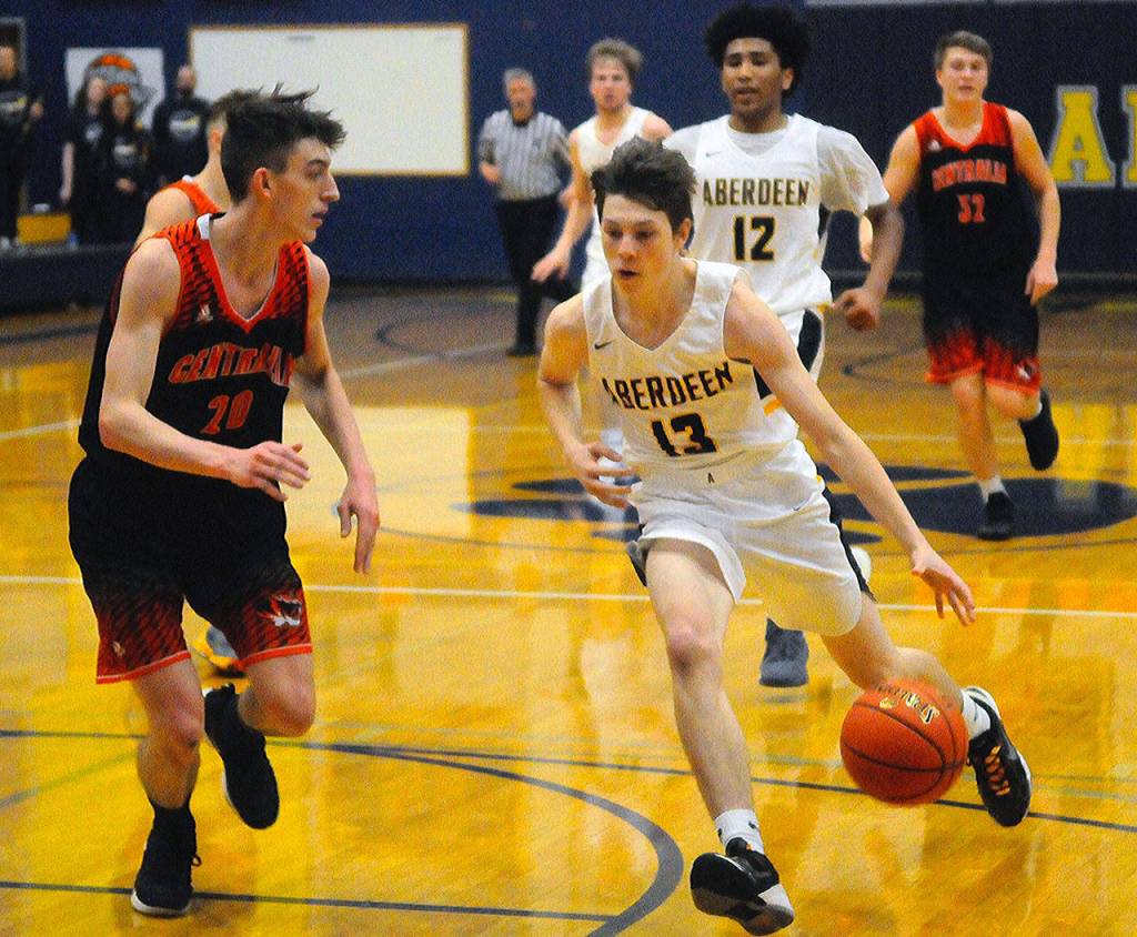 Aberdeens Giovanni Pisani, right, drives the lane while defended by Centralias Malakai Emmons in the second quarter on Friday night. (Hasani Grayson | Grays Harbor News Group)
