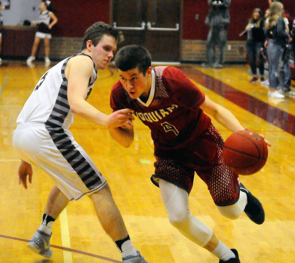 Hoquiams Bryson Eccles, right, dribbles past Montesanos Evan Bates on Friday. (Hasani Grayson | Grays Harbor News Group)