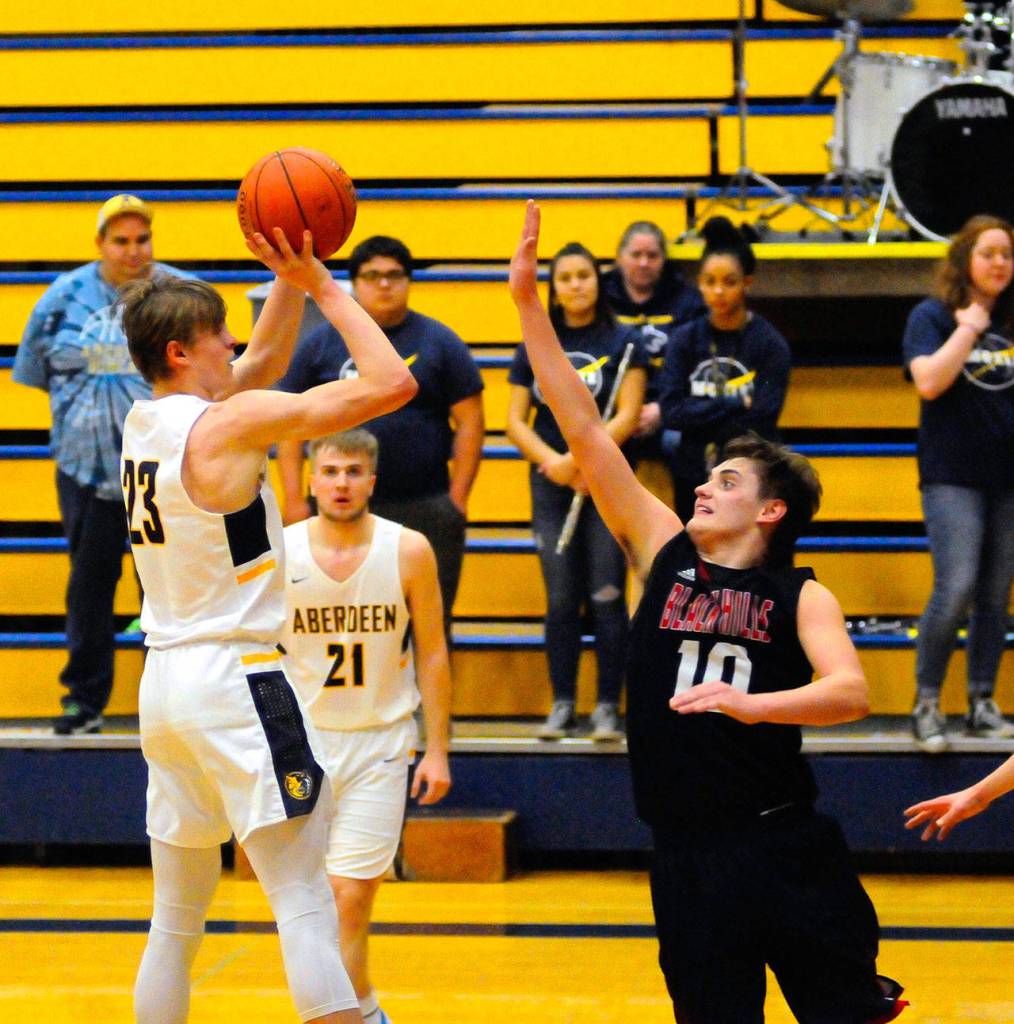 Aberdeens Wyatt Johnson, left, attempts a mid-range jumper while Black Hills Zach Crumley defends. (Hasani Grayson | Grays Harbor News Group)