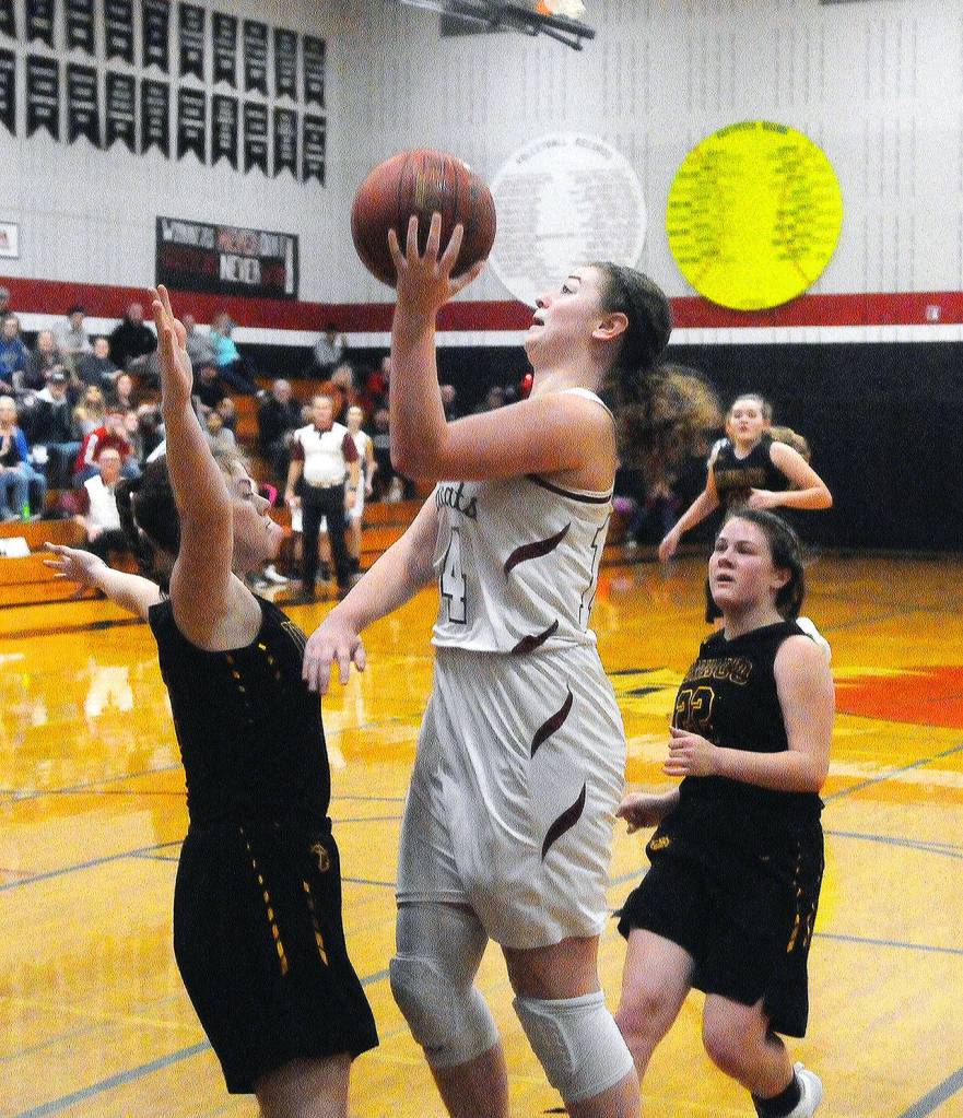 Ocostas Kaylee Barnum, center, drives to the lane and attempts a layup in first quarter against Ilwaco on Tuesday. (Hasani Grayson | Grays Harbor News Group)