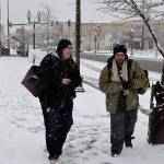 (Louis Krauss | Grays Harbor News Group) Mari Oxley, left, and Viliamu Purcell walk through the snow in Aberdeen Monday morning.