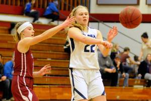 Friday Girls Prep Basketball Roundup: Elma gets shot at redemption, advances to district-title game