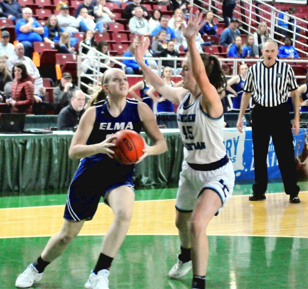 Elmas Molly Johnston drives to the hoop in the third quarter against Lynden Christian on Thursday. (Hasani Grayson | Gray Harbor News Group)