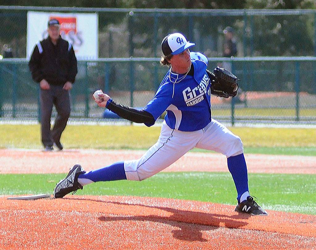 Grays Harbors Richie Alves delivers a pitch in the fifth inning against Shorelines on Wednesday. (Hasani Grayson | Grays Harbor News Group)