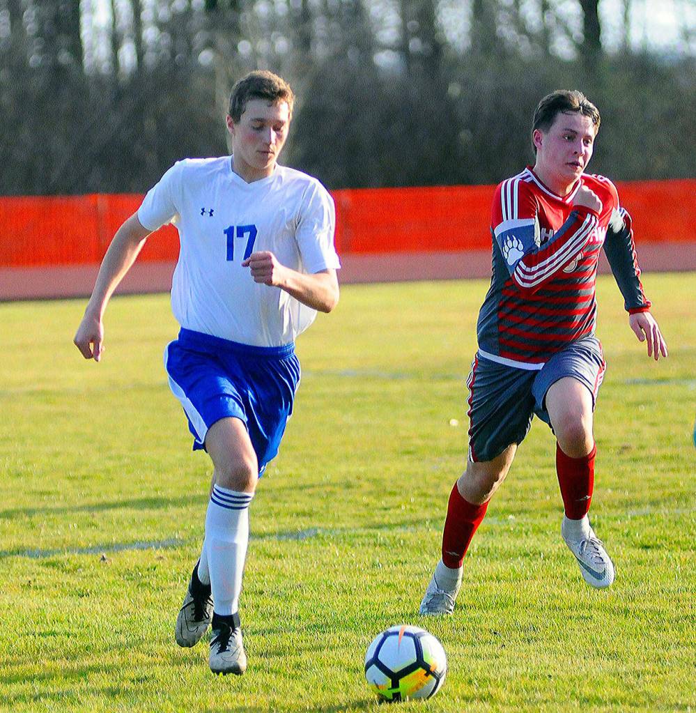 Elmas Lennart Feldhoff races up the sidelines while Hoquiams Dylan Baker tries to chase him down in the second half of the match on Tuesday. (Hasani Grayson | Grays Harbor News Group)