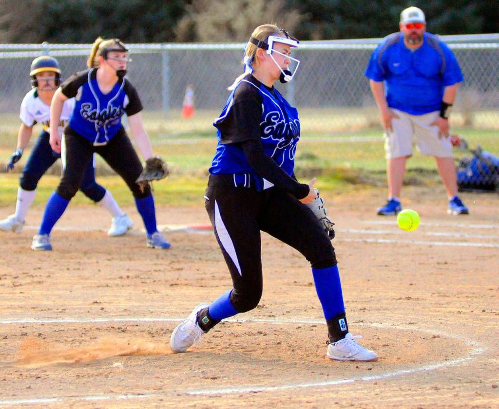 Elmas Destry Dineen delivers a pitch in the third inning against Aberdeen. (Hasani Grayson | Grays Harbor News Group)