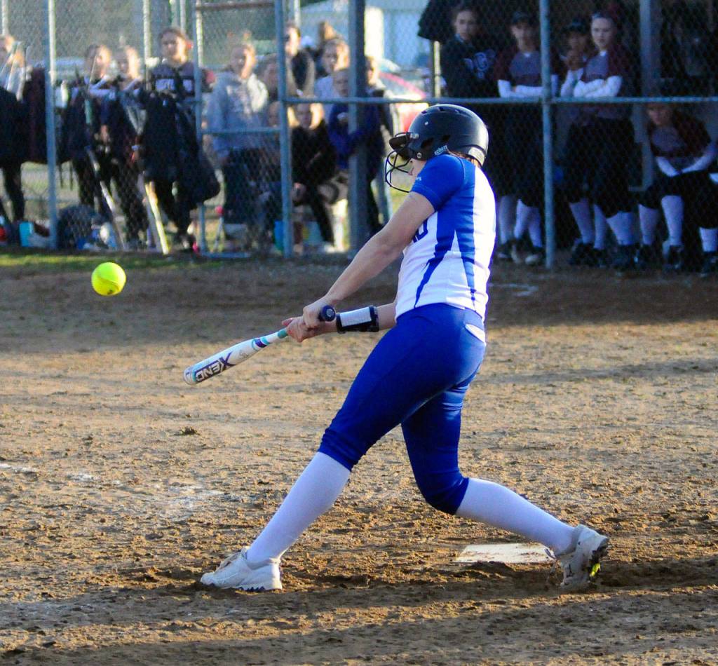 Elmas Kali Rambo drives in the game-winning run in the bottom of the seventh against Montesano. (Hasani Grayson | Grays Harbor News Group)