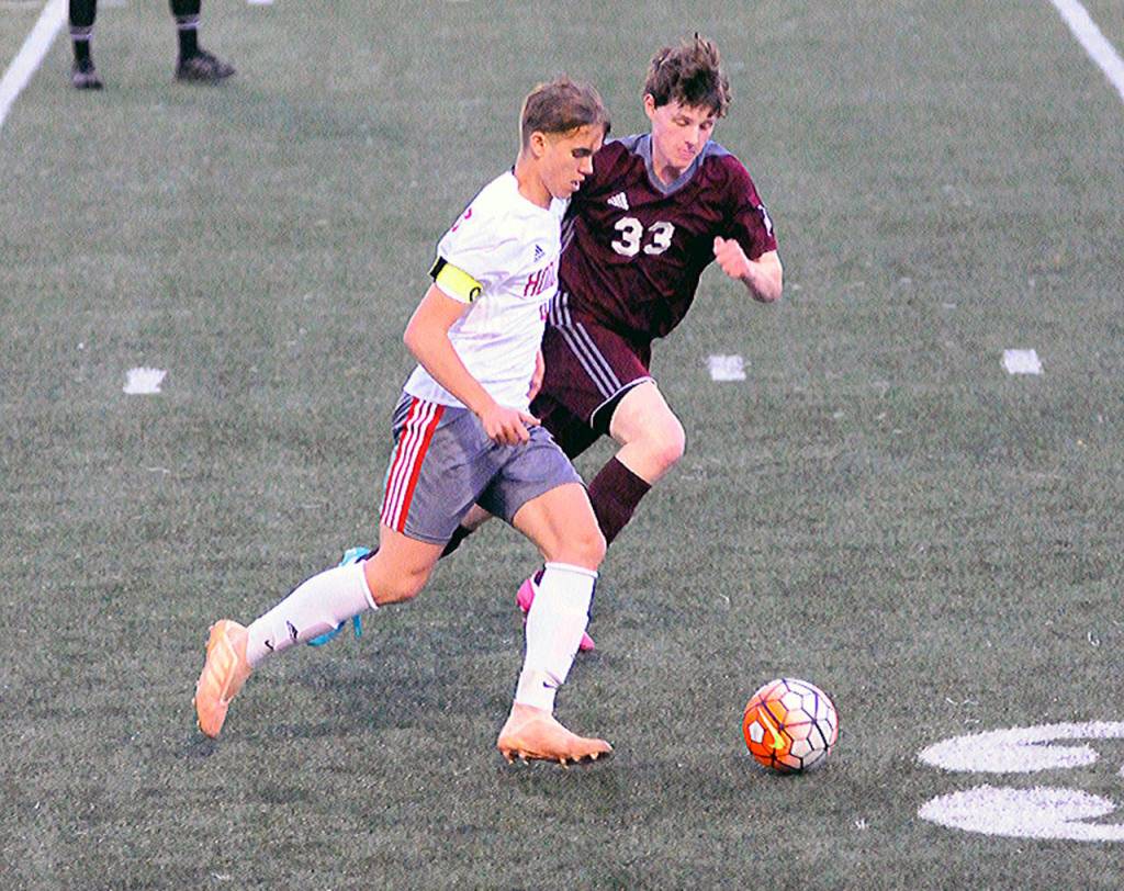 Hoquiams Hector De La Osa tries to get past Montesanos Robert Thomas in the firs half on Friday. (Hasani Grayson | Grays Harbor News Group)