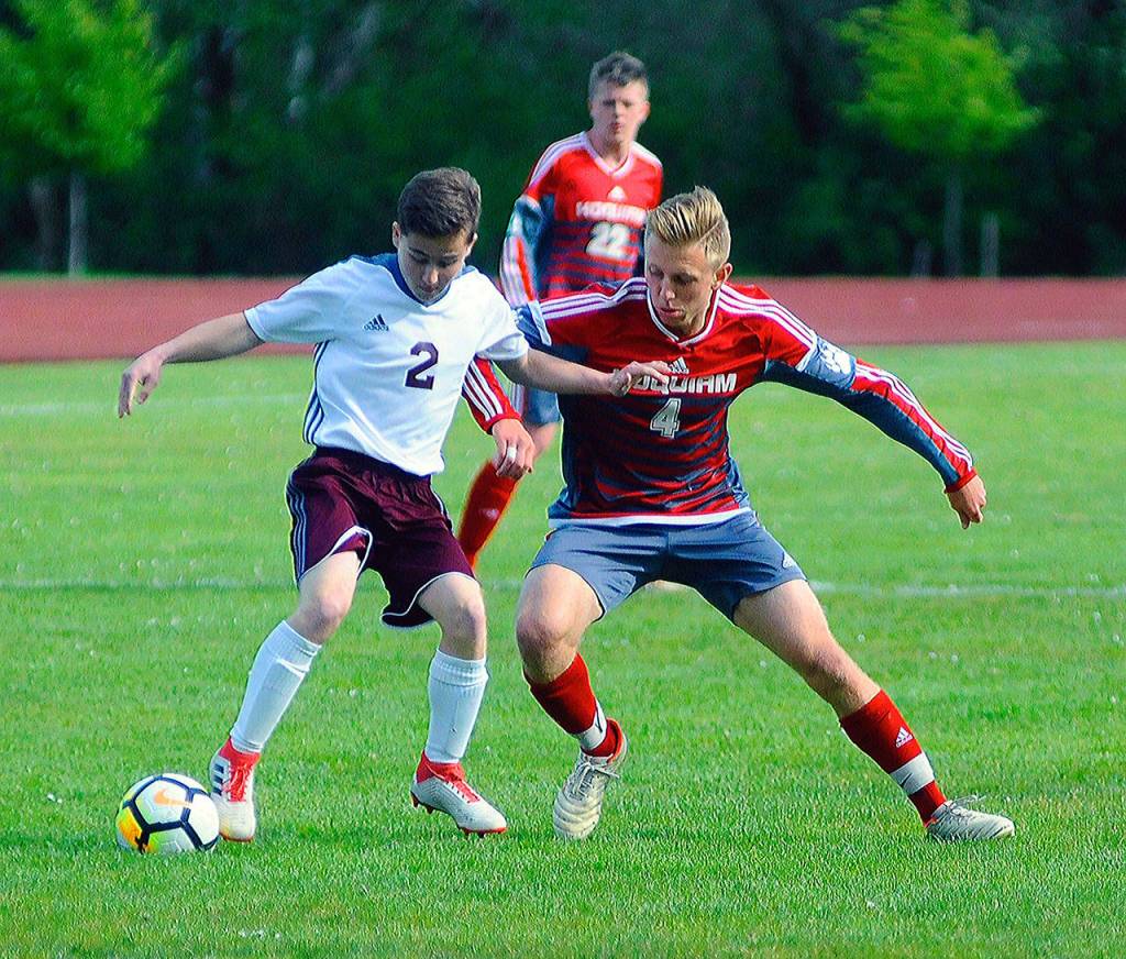 Montesanos Ben Royer, right, protects the ball from Hoquiams Alex Peterson near midfield in eh first half on Friday. (Hasani Grayson | Grays Harbor News Group)