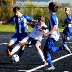 Hoquiams Skyler Johnson battles with La Centers Adam Denney, right, and Robert Nava-Ramirez, left, in the second half. (Hasani Grayson | Grays Harbor News Group)