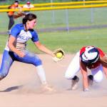 Elmas Kali Rambo tags out Kamryn Adkins in a run down between first and second base on Thursday. (Hasani Grayson | Grays Harbor News Group)
