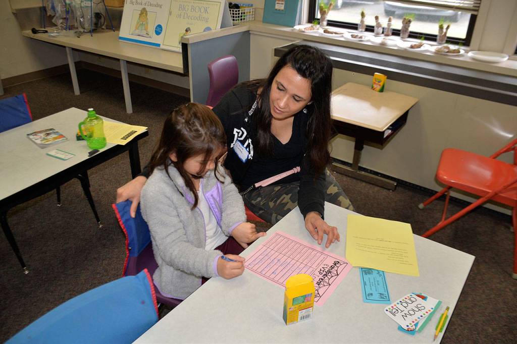 Louis Krauss | Grays Harbor News Group                                Briana Simbe works with granddaughter Chloe Leitz to fill out interview questions at Central Park Elementary.