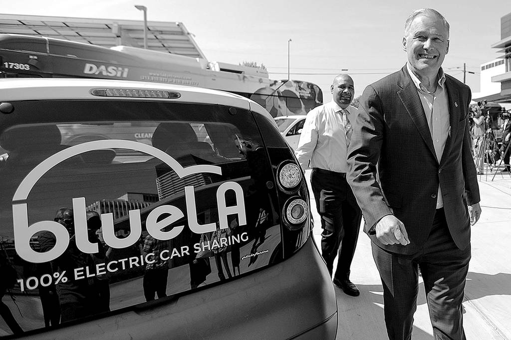 Irfan Khan/Los Angeles Times                                 Washington Gov. Jay Inslee, seen campaigning in Los Angeles in May, is attacking the Democratic National Committee for refusing to host a presidential debate focused only on climate change.