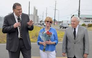 DAN HAMMOCK | GRAYS HARBOR NEWS GROUP                                Trish Thompson stands between Port of Grays Harbor Executive Director Gary Nelson, left, and Port Commission President Stan Pinnick at the dedication of Jack Thompson Way in Aberdeen Tuesday afternoon.