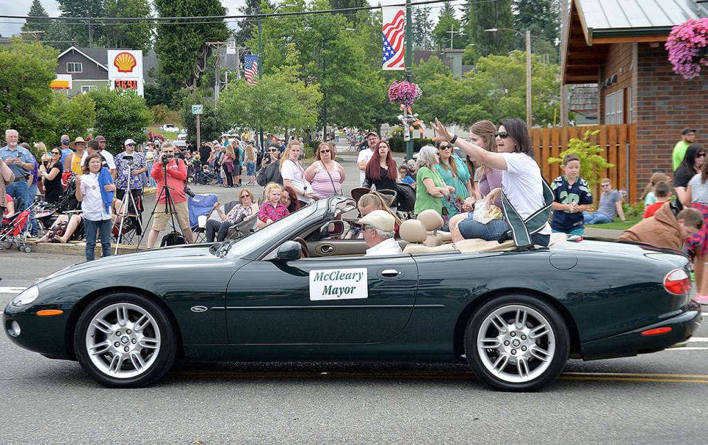 DAN HAMMOCK | GRAYS HARBOR NEWS GROUP                                McCleary Mayor Brenda Orffer tosses candy at the crowd of families at the head of the McCleary Bear Festival parade Saturday.