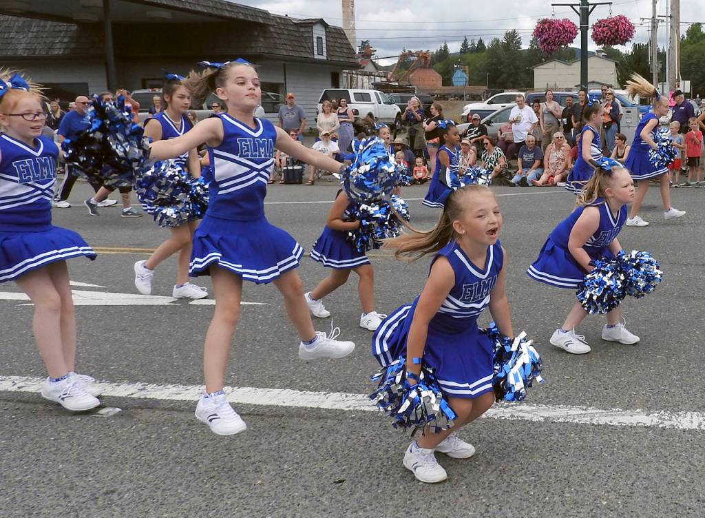 KAT BRYANT | GRAYS HARBOR NEWS GROUP                                The Elma Youth Cheer squad performed during the parade.