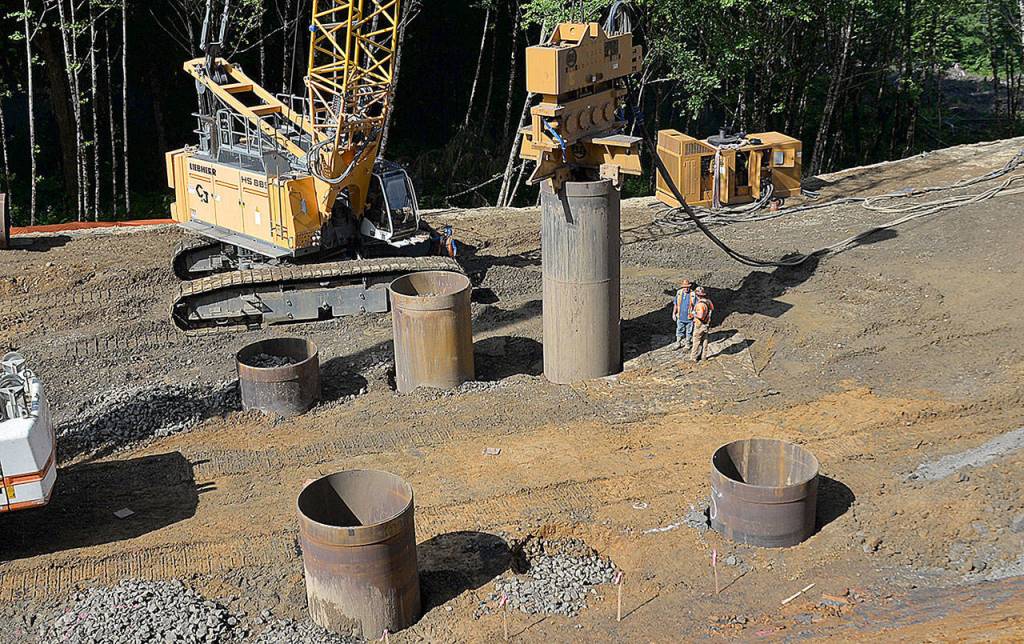 King Kong hangs from a crane and vibrates a shaft into place on Cosi Hill. The shafts around it show the close placement. The round piles of cobble in between are the shafts 
that have already been drilled, filled with cobble and had the metal shafts removed.