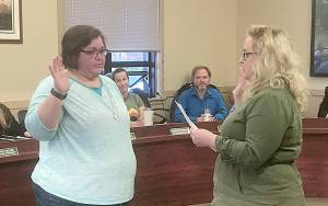 DAN HAMMOCK | GRAYS HARBOR NEWS GROUP                                Beth Reid, left, is sworn in by Hoquiam Mayor Jasmine Dickhoff to fill the vacant Ward 6 City Council position Monday evening.