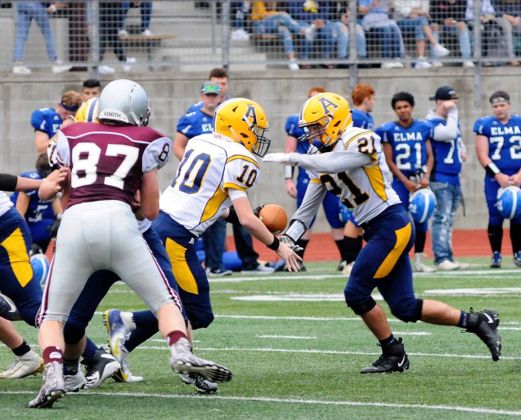 Aberdeen quarter back Cody Bemis hands the ball off to Morgun Morrow at the Jamboree in Montesano on Friday. (Hasani Grayson | Grays Harbor News Group)