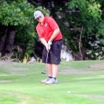 Hoquiams Noah Sudderth putts on the 7th hole in a match against Aberdeen at Highlands Golf Course on Thursday. (Hasani Grayson | Grays Harbor News Group)