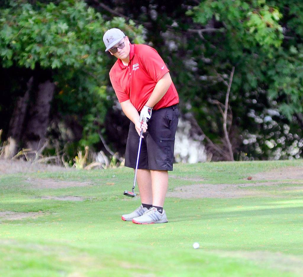 Hoquiams Noah Sudderth putts on the 7th hole in a match against Aberdeen at Highlands Golf Course on Thursday. (Hasani Grayson | Grays Harbor News Group)