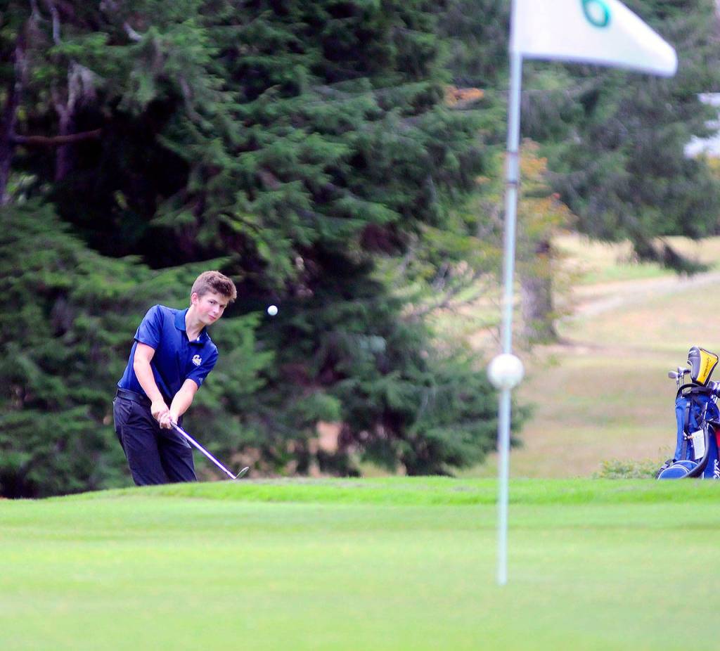 Aberdeens Evan Waara chips in towards the green from the edge of the rough on the 6th hole at Highlands Golf Course on Thursday. (Hasani Grayson | Grays Harbor News Group)