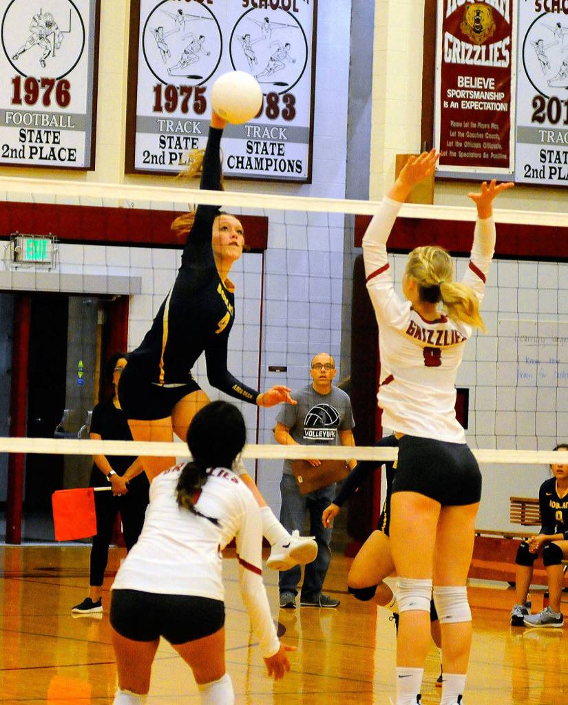 Aberdeens Kennedy Pruett goes for the kill in the second set against Hoquiam at Hoquiam High School on Thursday. (Hasani Grayson | Grays Harbor News Group)