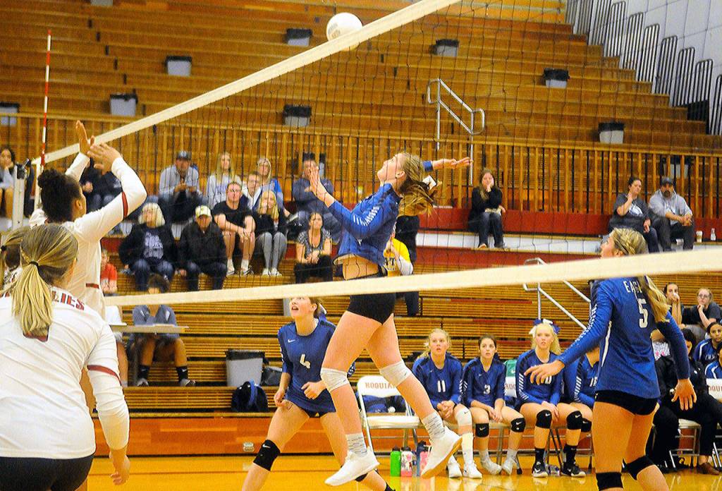 Elmas Jalyn Sackrider gets a kill in the third set of a match against Hoquiam on Thursday in Hoquiam. Sackrider has 22 kills in Eagles 3-0 victory over the Grizzlies. (Hasani Grayson | Grays Harbor News Group)
