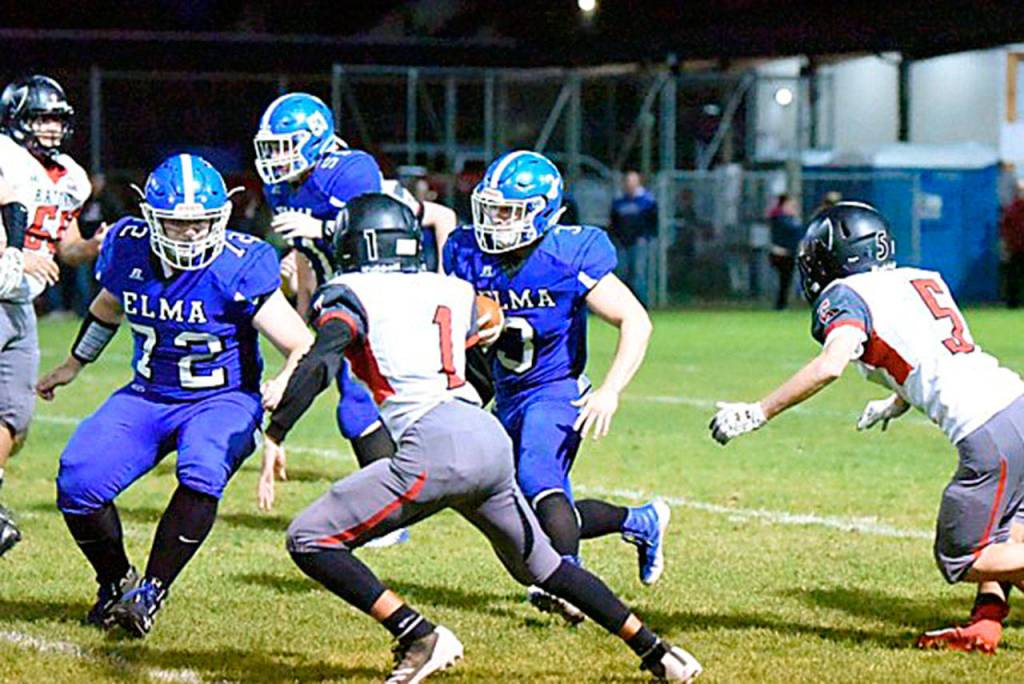 Elma running back Brady Shriver (3) carries the ball against Tenino on Friday at Davis Field in Elma. (Photo by Sue Michalak Budsberg)
