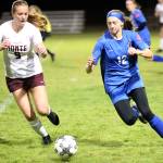 Elmas Jillian Bieker, right, and Montesanos Madi Campbell battle for the ball near the sidelines in the second half of a match on Tuesday in Elma. (Hasani Grayson | Grays Harbor News Group)