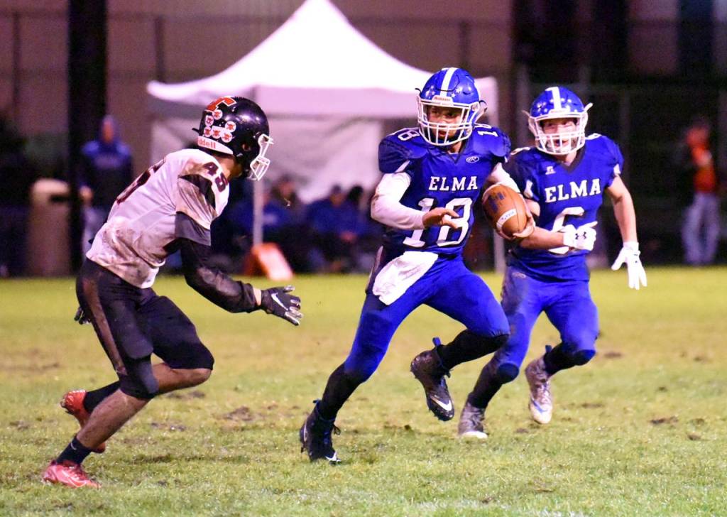 Elmas Rene Duran takes off on a run against Tenino on Friday at Davis Field in Elma. (Photo by Sue Michalak Budsberg)