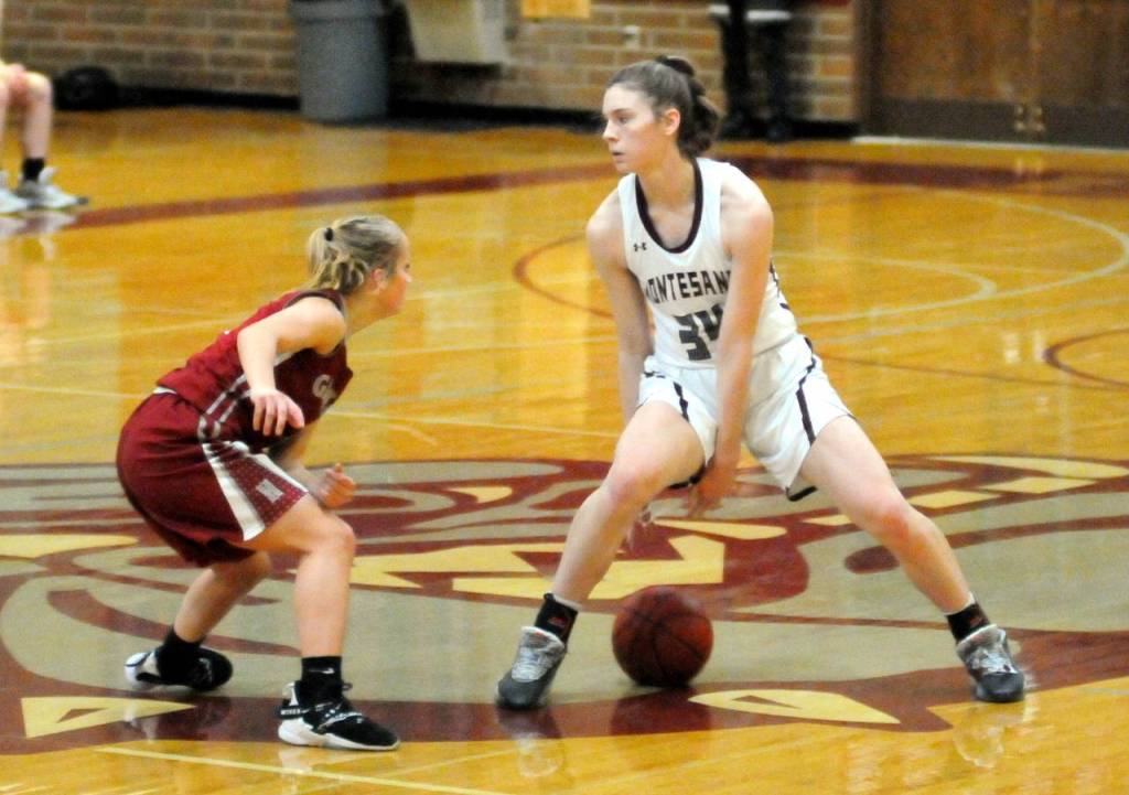 Montesanos McKynnlie Dalan (34) dribbles against Hoquiams Sadie Carlyle during the Bulldogs 67-22 win on Tuesday in Montesano. (Ryan Sparks | Grays Harbor News Group)