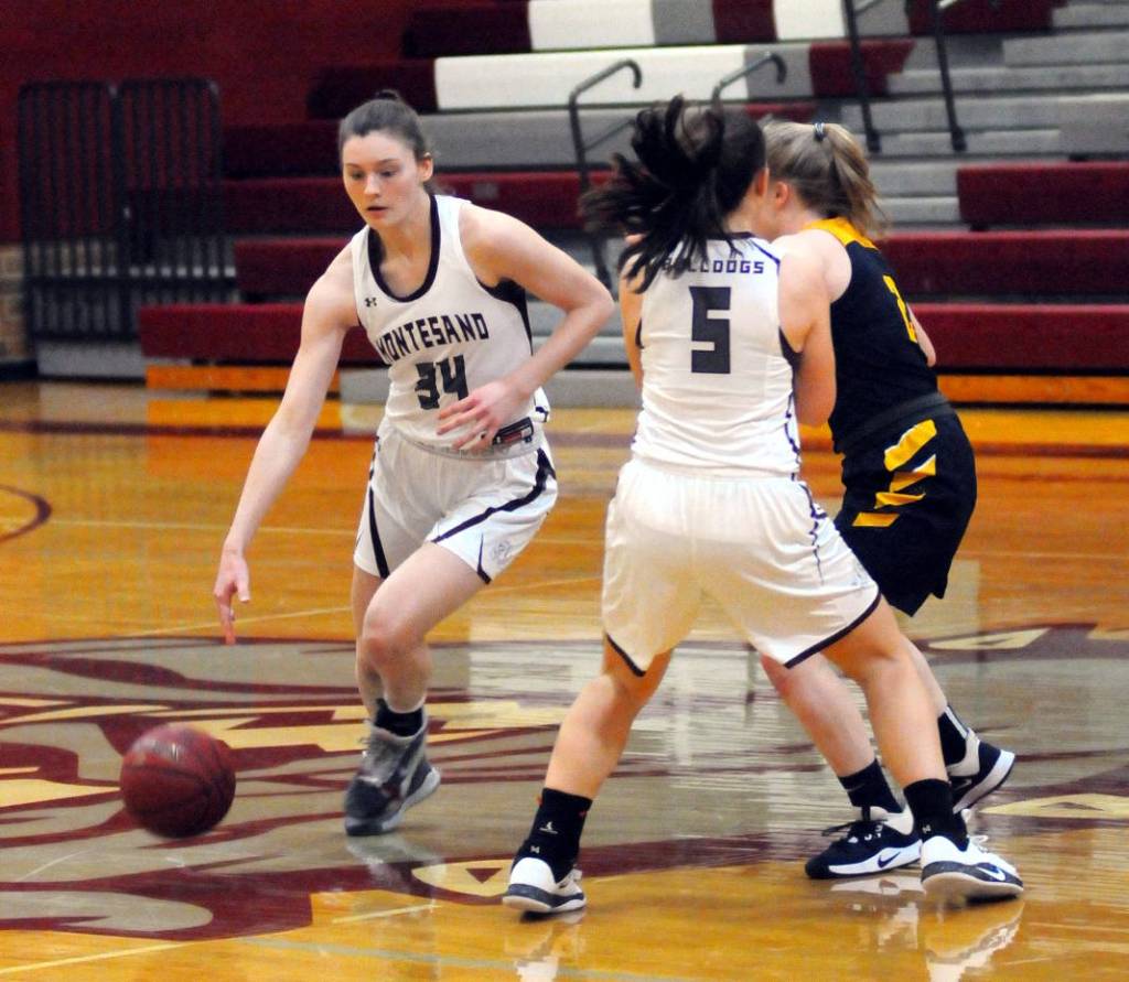 Montesanos McKynnlie Dalan (34) dribbles around a screen from teammate Jaiden King (5) during the Bulldogs 69-44 victory on Thursday at Montesano High School. (Ryan Sparks | Grays Harbor News Group)