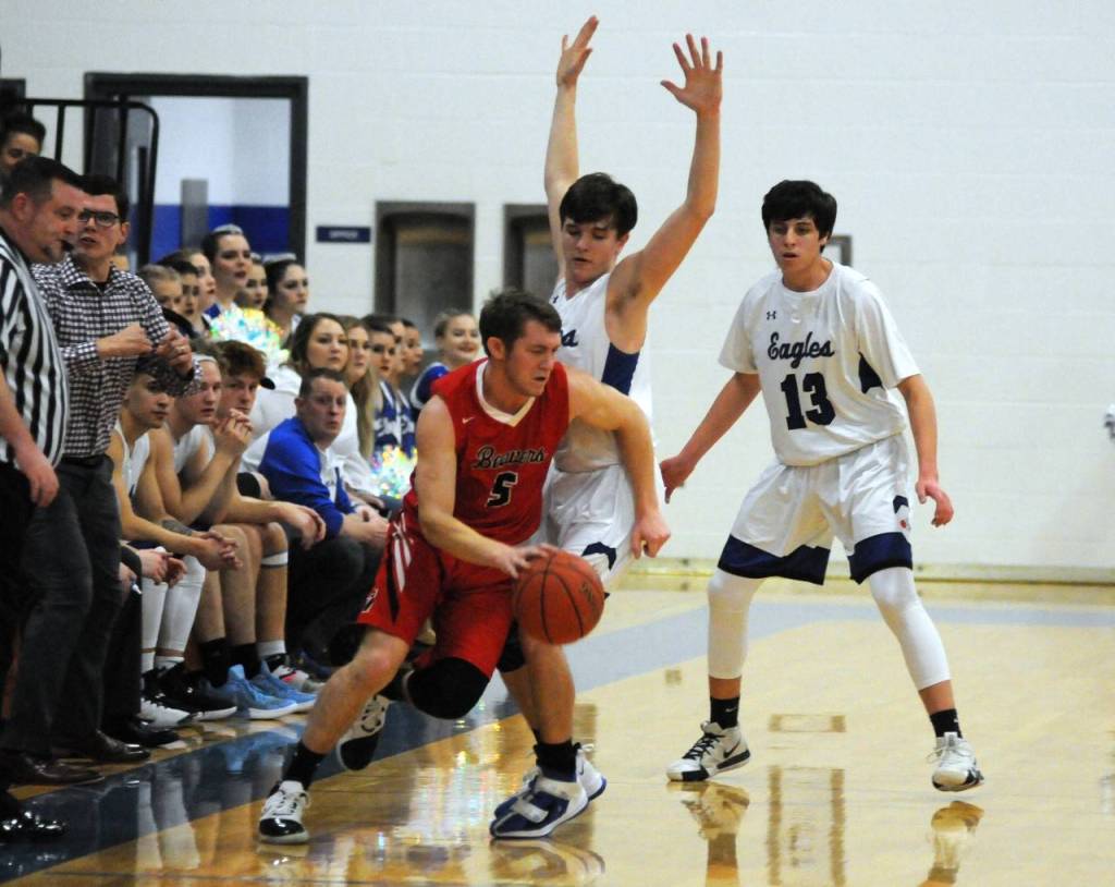 Teninos Logan Brewer, left, looks to get around the defense of Elmas Cobey Moore and Sawyer Witt (13) during Thursdays 1A Evergreen League game in Elma. (Ryan Sparks | Grays Harbor News Group)