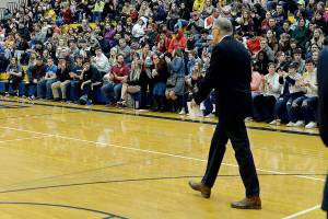 Inslee talks financial aid during AHS visit