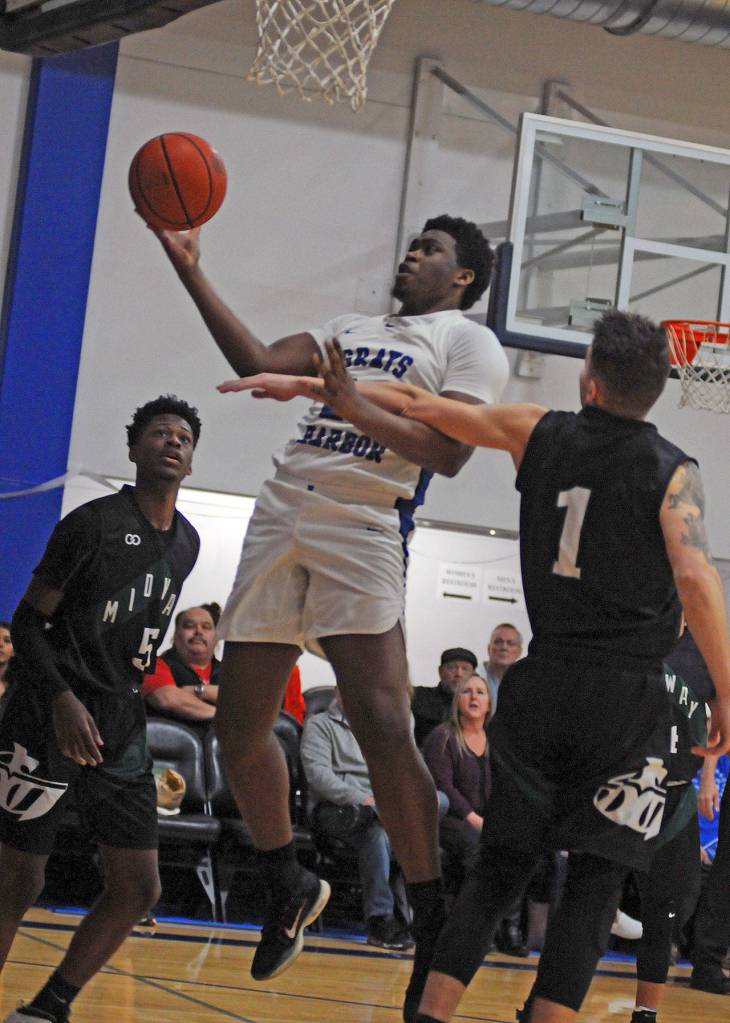 Grays Harbor sophmore Zyare Ruffin is fouled by Highlines Nathan Yockey (1) during the first half of Wednesdays game at Grays Harbor College in Aberdeen. (Ryan Sparks | Grays Harbor News Group)