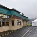 DAN HAMMOCK | THE DAILY WORLD
One of three tents rented by the City of Hoquiam to allow local restaurants to serve sit-down diners is set up next to Speed Bowls on Lincoln Street.