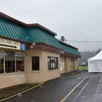 DAN HAMMOCK | THE DAILY WORLD
One of three tents rented by the City of Hoquiam to allow local restaurants to serve sit-down diners is set up next to Speed Bowls on Lincoln Street.