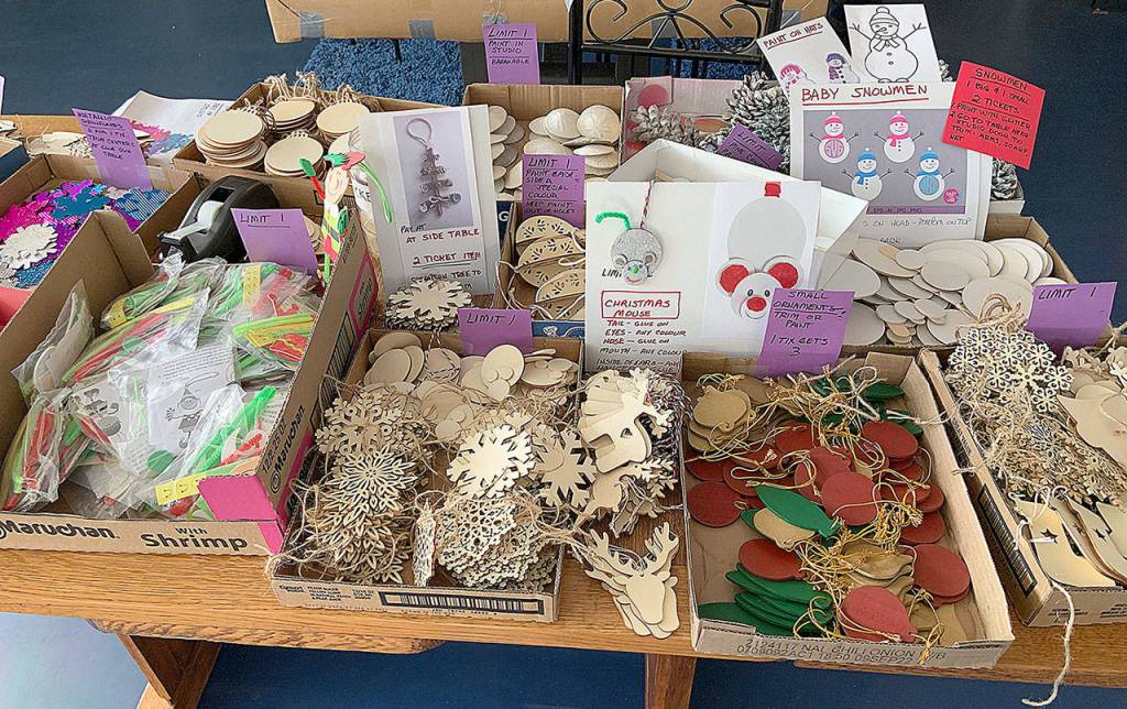 Kat Bryant | The Daily World 
The Cosi Art Center provided numerous options for visitors to decorate tree ornaments during its workshop on Saturday.