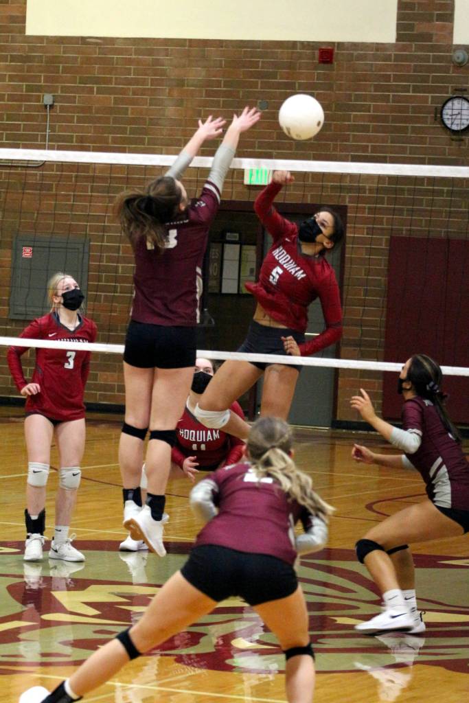 Hoquiams Chloe Kennedy (5) sends a shot past Montesanos Addie Winter during Montes straight-set victory on Thursday at Montesano High School. (Ryan Sparks | The Daily World)