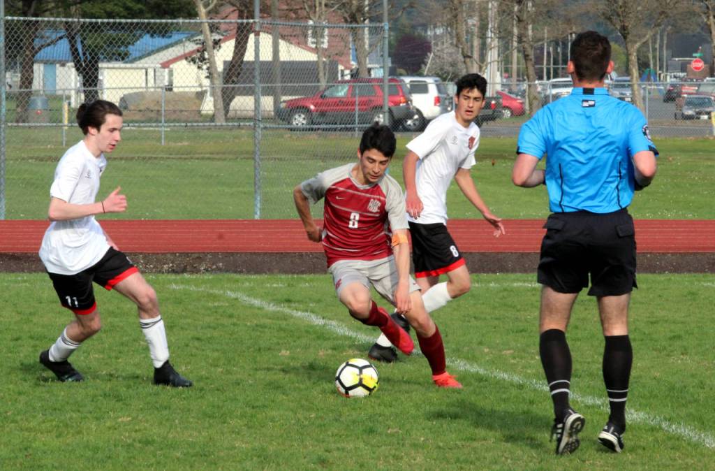 PHOTO BY BEN WINKELMAN Hoquiam midfielder Alan Ramirez (8) was named to the 1A Evergreen League First Team on Thursday.