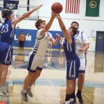 RYAN SPARKS | THE DAILY WORLD
Elma senior Nick Church splits La Center defenders Riley Fender (23) and Bryten Schmitz during Elmas 61-47 victory in the 1A District 4 semifinals on Wednesday in Elma.