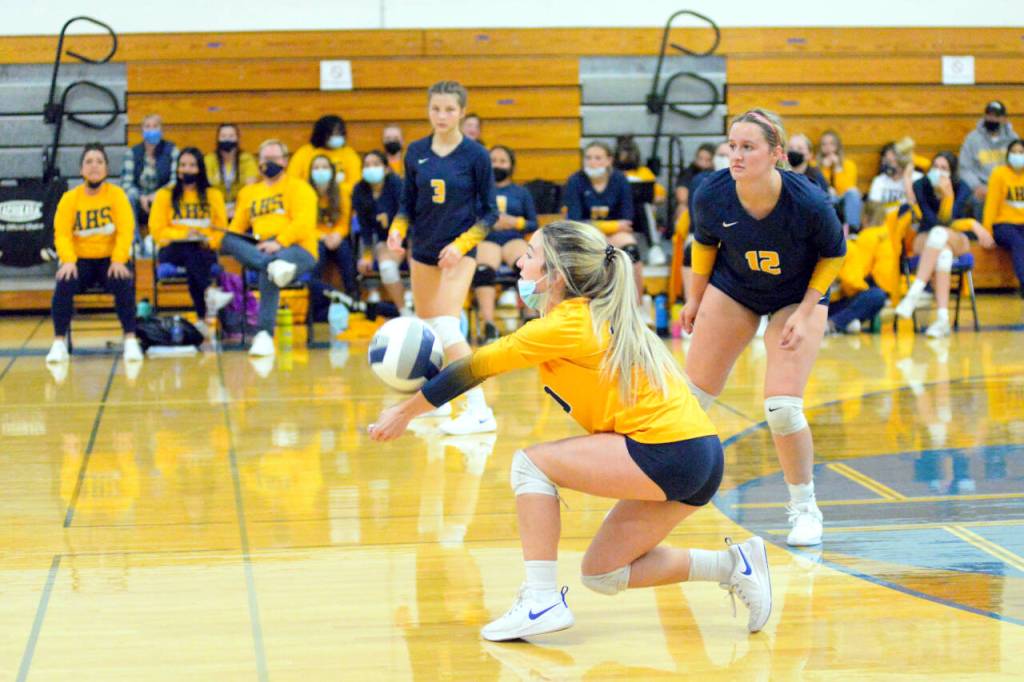 RYAN SPARKS | THE DAILY WORLD Aberdeen Libero Claire Mottinger receives a serve during the Bobcats victory over Elma on Thursday at Elma High School.