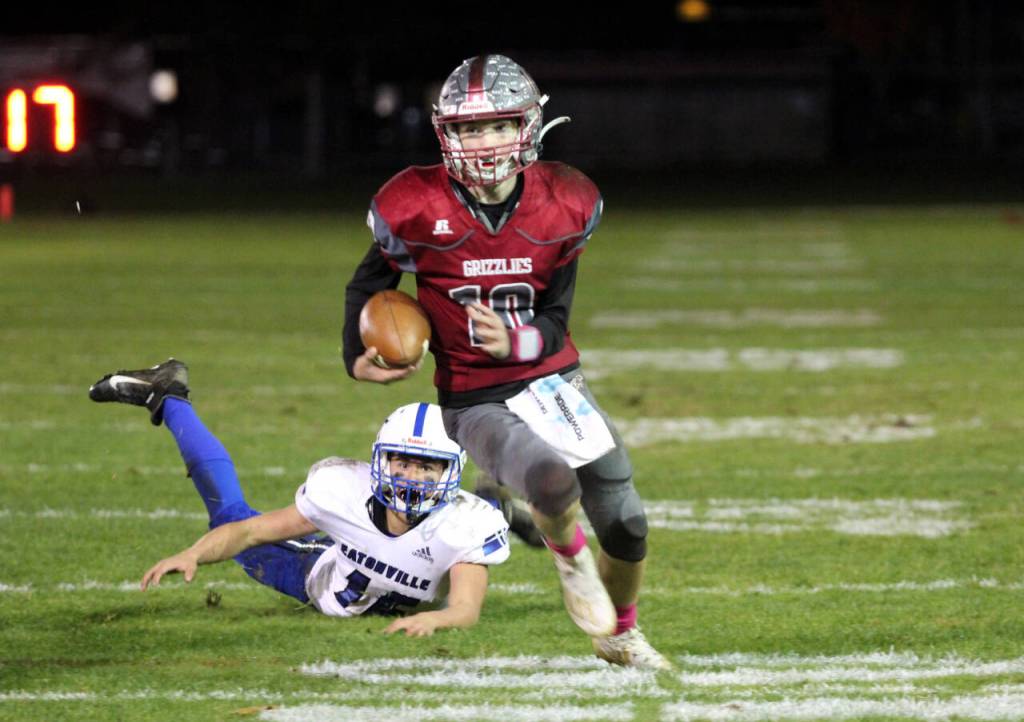 PHOTO BY BEN WINKELMAN Hoquiam quarterback Zander Jump runs for a touchdown during the Grizzlies 40-12 loss to Eatonville on Friday at Olympic Stadium in Hoquiam.
