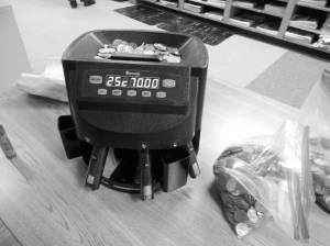 wyatt haupt jr. | The Daily World 
A quarter counting machine is shown above. Quarters are tougher to come by in Seattle, largely because the COVID-19 pandemic has taken millions of quarters out of circulation.