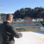 Congressmen Derek Kilmer, left, and Jitter House owner Sam Nazario chat about the future of downtown businesses along the Hoquiam River. Erika Gebhardt | The Daily World